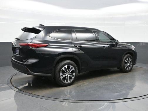 Midnight Black Metallic 2022 Toyota Highlander XLE