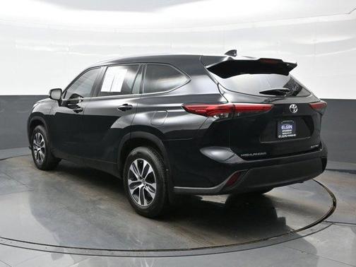 Midnight Black Metallic 2022 Toyota Highlander XLE