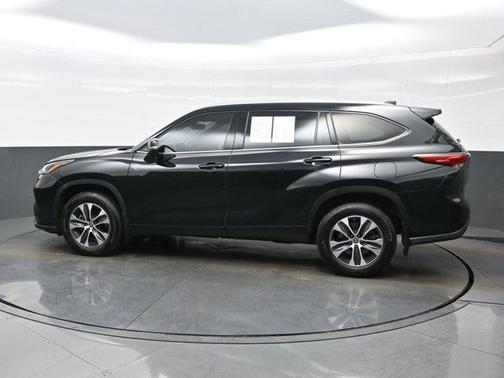 Midnight Black Metallic 2022 Toyota Highlander XLE