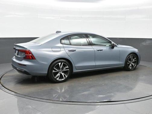 Dark 2024 Volvo S60 B5 Core Dark Theme