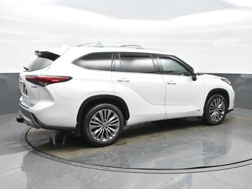 2022 Toyota Highlander Hybrid Platinum