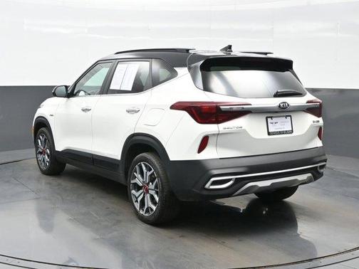 Clear White / Black Roof 2021 Kia Seltos SX