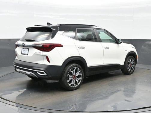 Clear White / Black Roof 2021 Kia Seltos SX