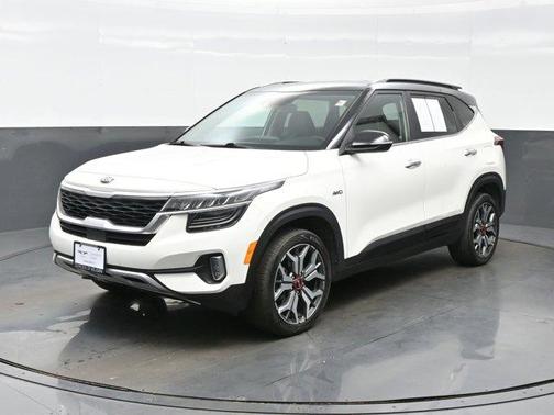 Clear White / Black Roof 2021 Kia Seltos SX