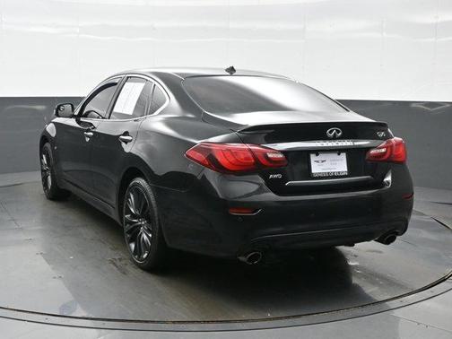 Black 2016 INFINITI Q70 3.7X