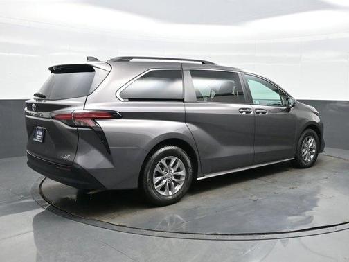 2022 Toyota Sienna LE