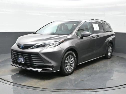 2022 Toyota Sienna LE