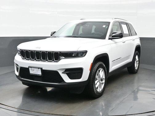 Bright White Clearcoat 2023 Jeep Grand Cherokee Laredo X