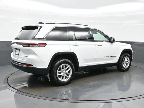 Bright White Clearcoat 2023 Jeep Grand Cherokee Laredo X
