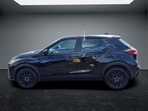 Super Black 2025 Nissan Kicks Play S