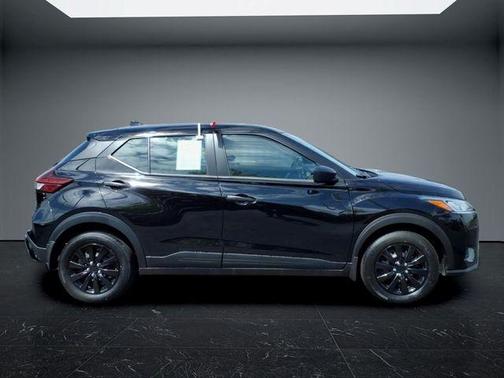 Super Black 2025 Nissan Kicks Play S