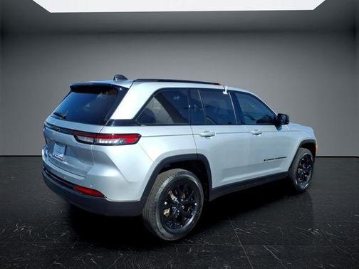 Silver Zynith 2025 Jeep Grand Cherokee Laredo