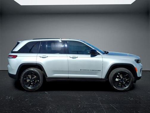Silver Zynith 2025 Jeep Grand Cherokee Laredo