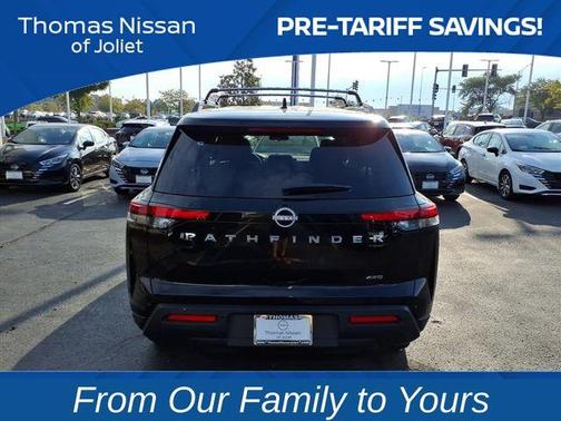 2025 Nissan Pathfinder SV