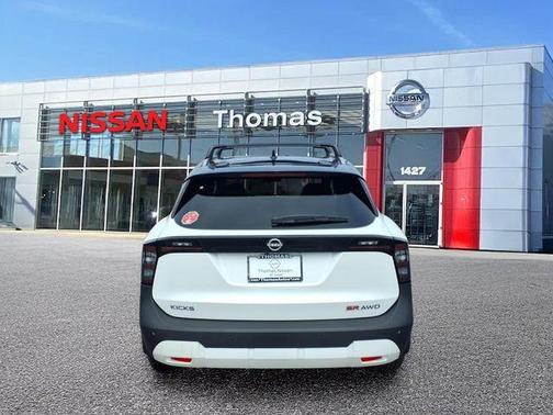 2t Wht Blk Roof 2026 Nissan Kicks SR