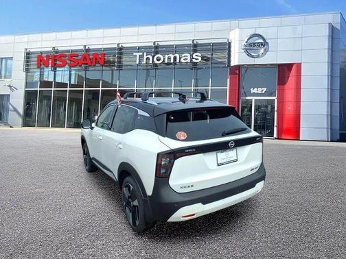 2t Wht Blk Roof 2026 Nissan Kicks SR