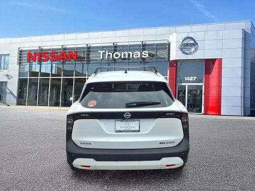 Aspen White Tri 2026 Nissan Kicks SR