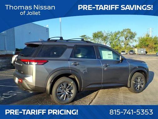 2025 Nissan Pathfinder SV