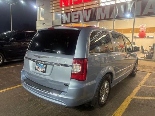 2013 Chrysler Town & Country Touring-L