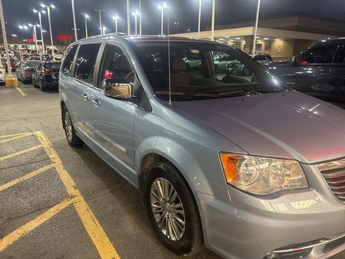 2013 Chrysler Town & Country Touring-L