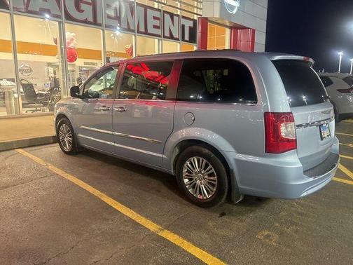 2013 Chrysler Town & Country Touring-L