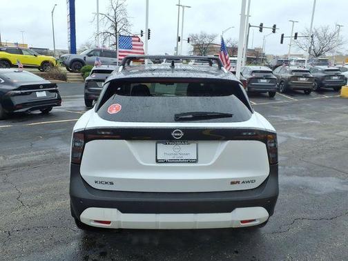 2t Wht Blk Roof 2026 Nissan Kicks SR