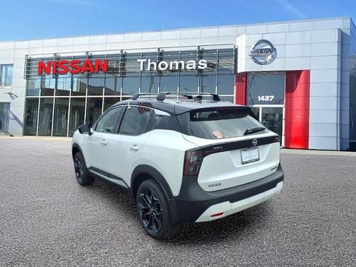 2t Wht Blk Roof 2026 Nissan Kicks SR