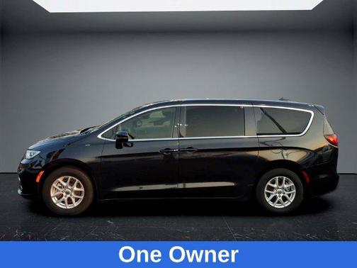 Brilliant Black Crystal Pearlcoat 2023 Chrysler Pacifica Touring-L