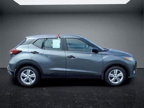 Gun Metallic 2025 Nissan Kicks Play S