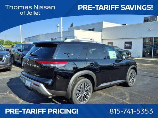 2025 Nissan Pathfinder SL