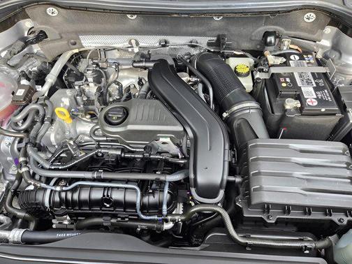 Silver Metallic 2023 Volkswagen Taos 1.5T SE