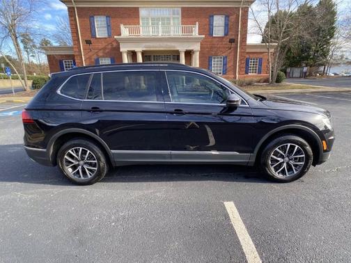 Photo 5 of 34 of 2020 Volkswagen Tiguan 2.0T SE