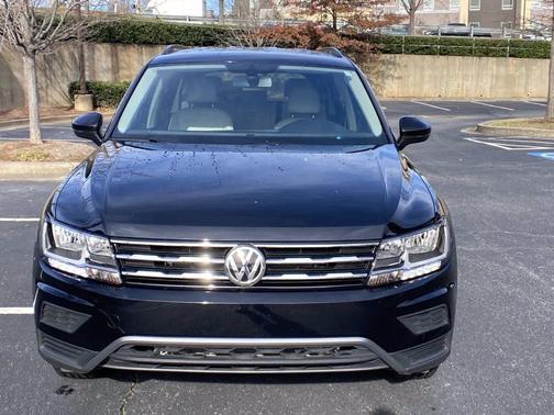 Photo 4 of 34 of 2020 Volkswagen Tiguan 2.0T SE