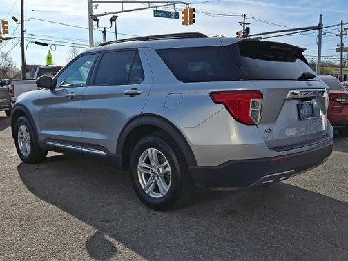 ICONIC SILVER METALLIC 2023 Ford Explorer XLT