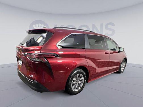 2022 Toyota Sienna LE
