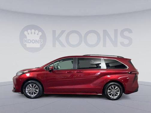 2022 Toyota Sienna LE