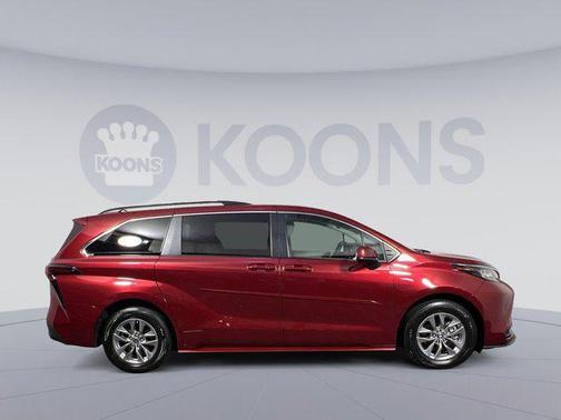 2022 Toyota Sienna LE