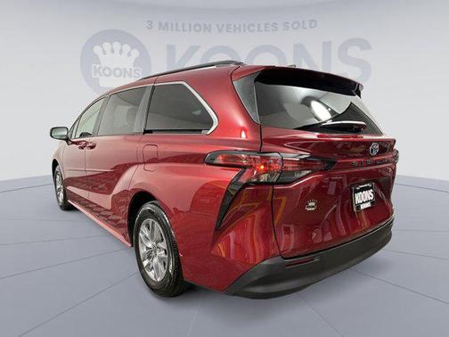 2022 Toyota Sienna LE