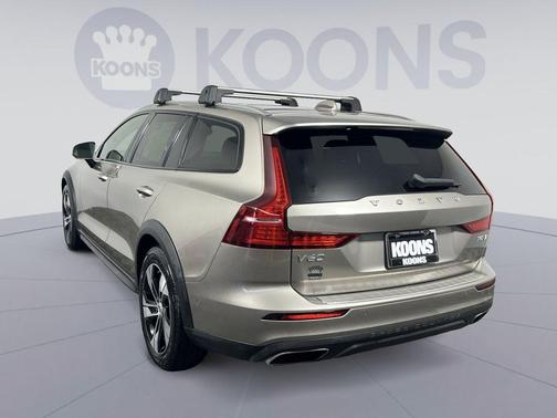 Pebble Grey Metallic 2020 Volvo V60 Cross Country T5