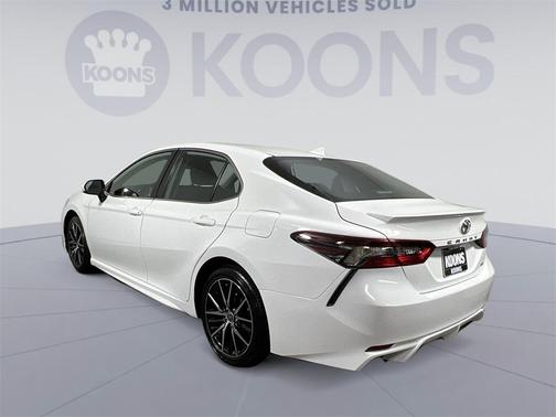 Photo 3 of 25 of 2021 Toyota Camry SE