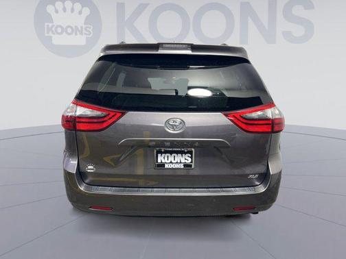 2020 Toyota Sienna XLE