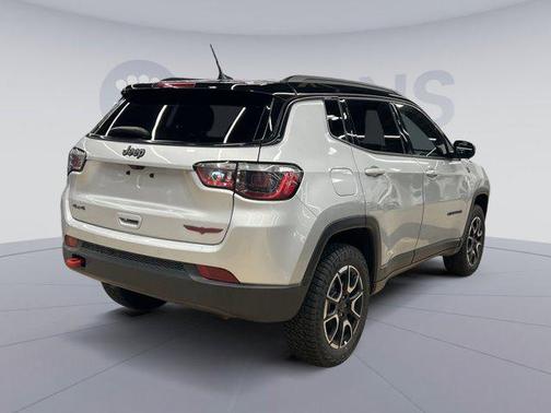 Silver Zynith Metallic Clearcoat 2025 Jeep Compass Trailhawk