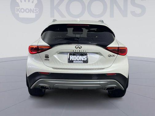 2017 INFINITI QX30 Premium