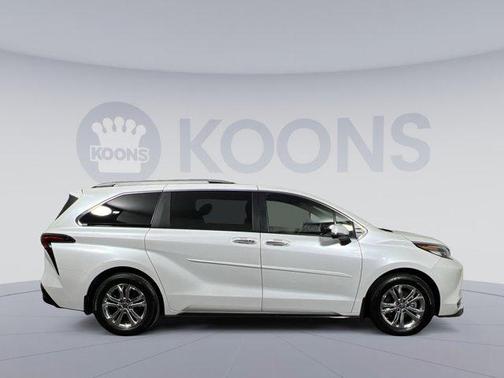 2023 Toyota Sienna Platinum