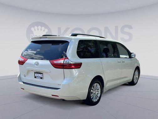 2017 Toyota Sienna XLE