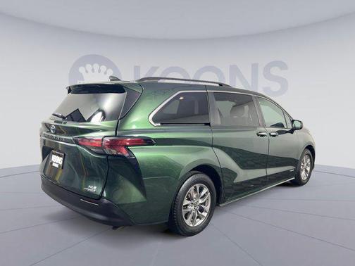 2021 Toyota Sienna XLE 8 Passenger