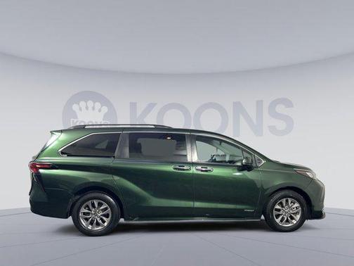 2021 Toyota Sienna XLE 8 Passenger