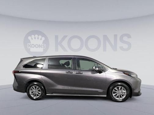 2021 Toyota Sienna LE