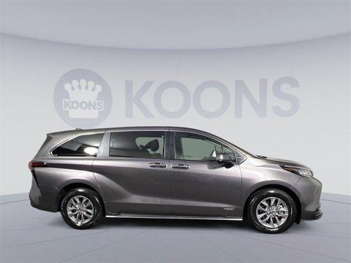 2021 Toyota Sienna LE
