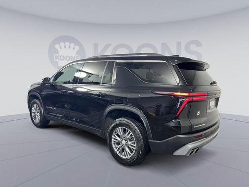 Mosaic Black Metallic 2025 Chevrolet Traverse LT